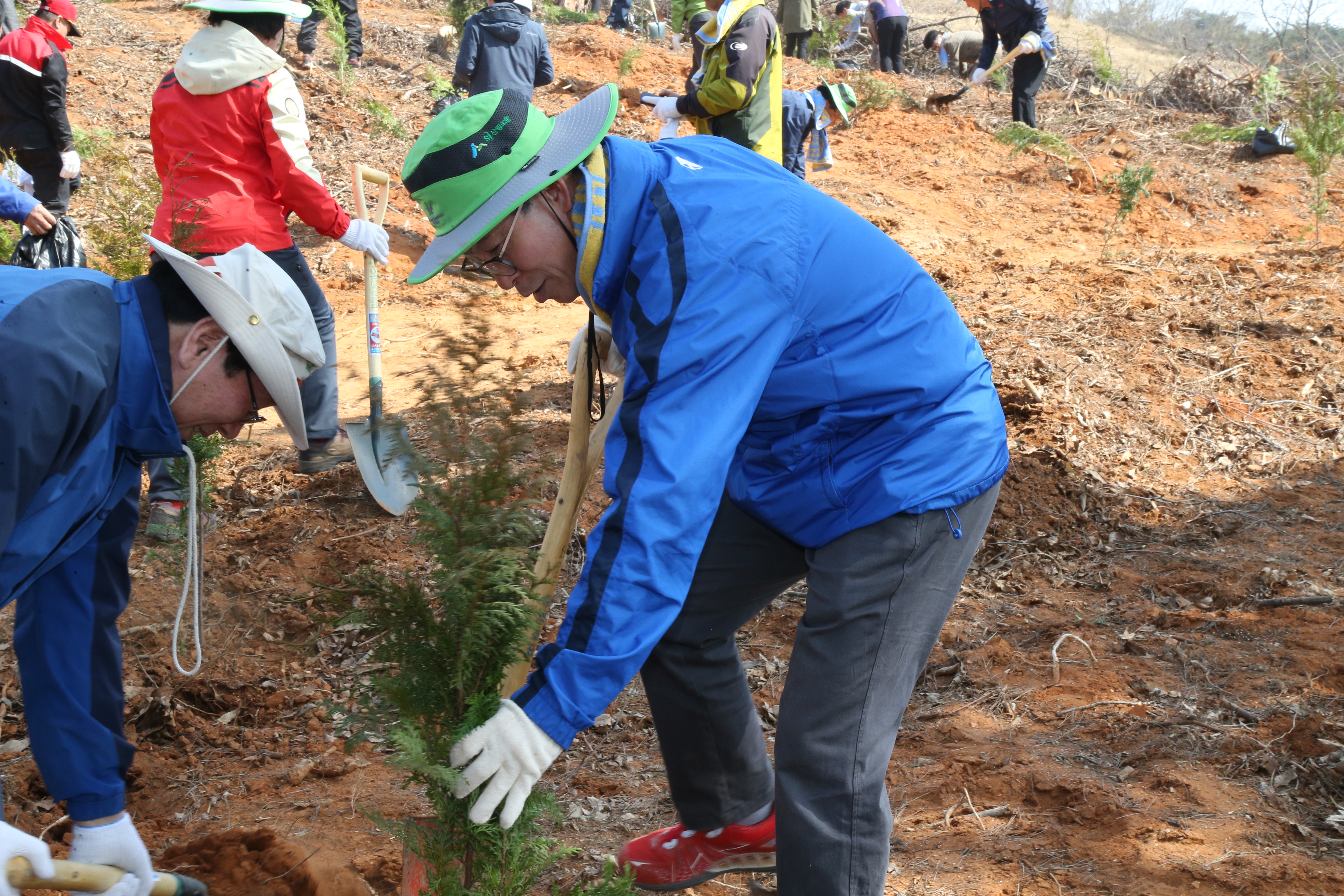 식목일 맞아 나무심기 행사 참석