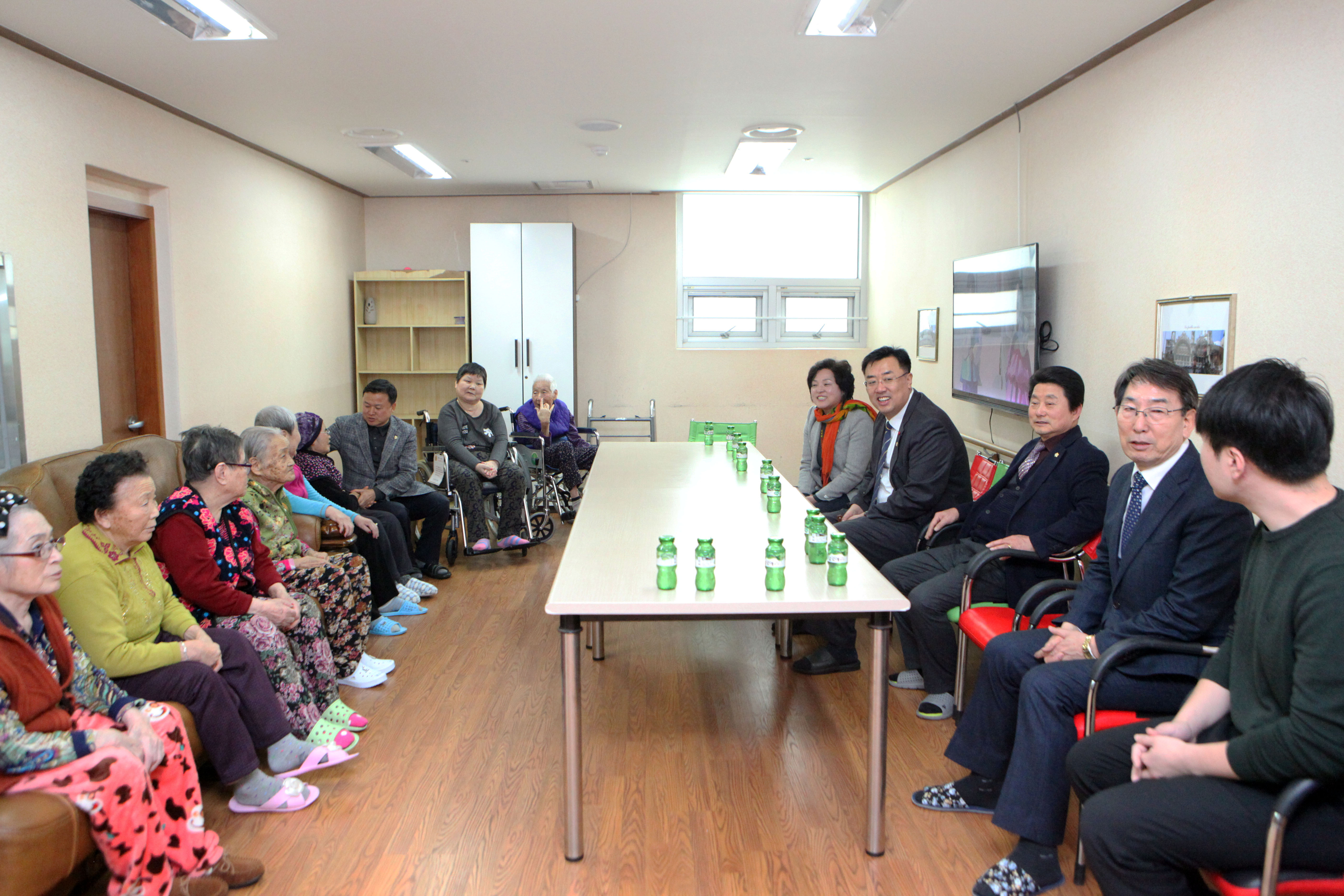 당진시의회, 설맞이 사회복지시설 위문품 전달