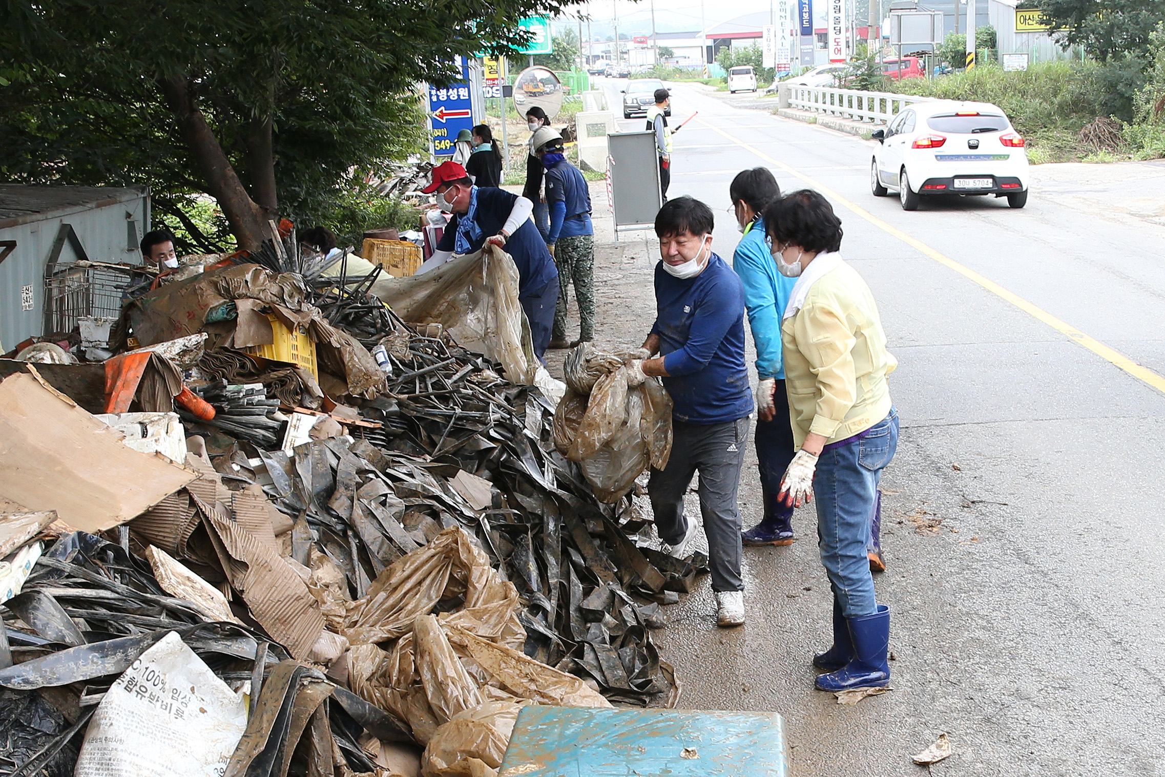 당진시의회, 아산시 수해 현장 방문해 복구 활동 전개
