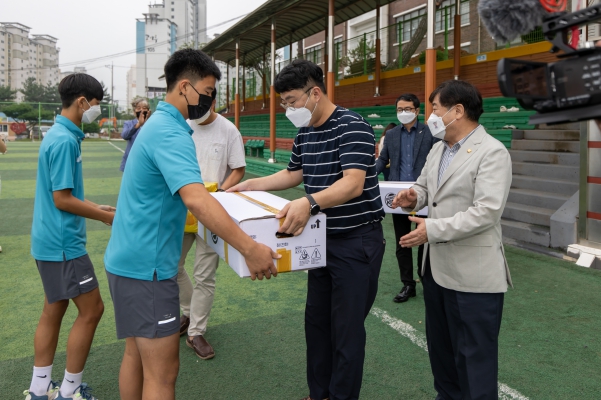 최창용의장님 신평중학교 축구부 격려_4