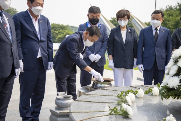 제4대 당진시의회 개원식(나라사랑공원 참배)_1
