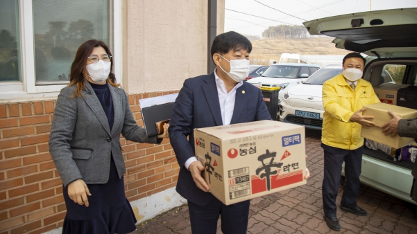 설맞이 관내 복지시설 방문(당진전문요양원)_0