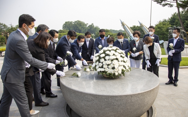 제4대 당진시의회 개원식(나라사랑공원 참배)_2