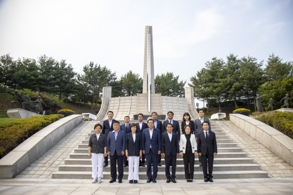 제4대 당진시의회 개원식(나라사랑공원 참배)_3