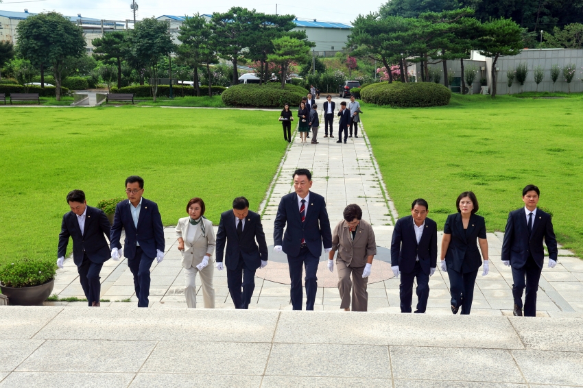 제5대 당진시의회 나라사랑공원 참배_2