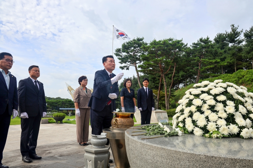 제5대 당진시의회 나라사랑공원 참배_4